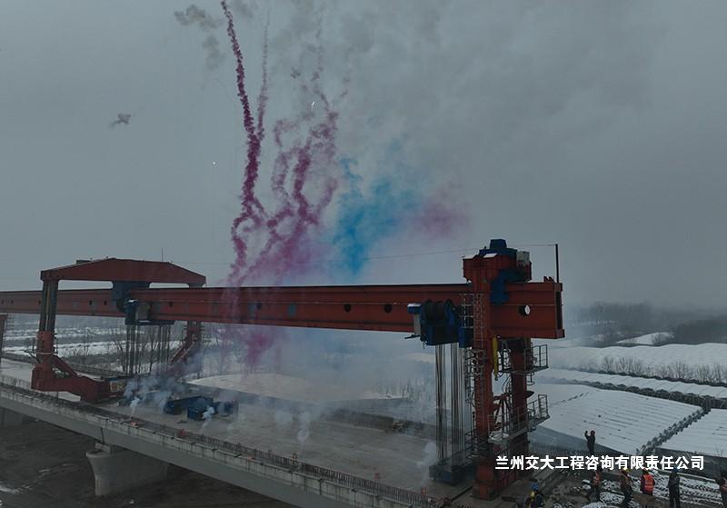 1766977337107047601.jpg 津潍高铁站前五标项目架梁工程圆满收官2-改.jpg