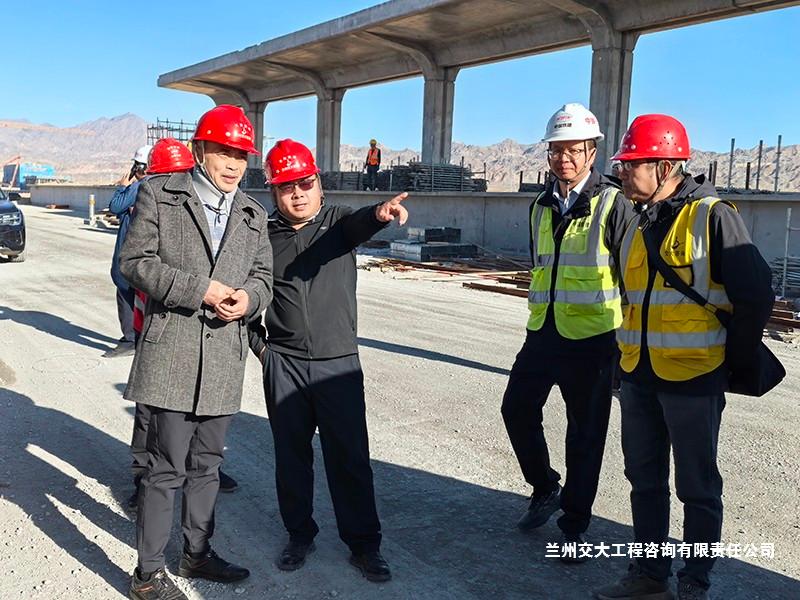 “四不两直”下沉一线 压实现场管控防线—公司总经理袁祖德节日期间深入项目施工现场督导检查2-改.jpg