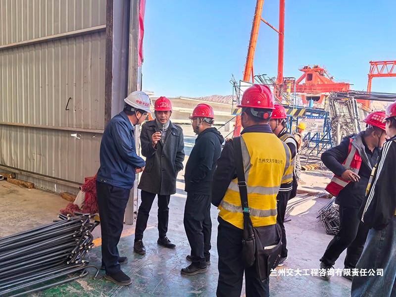 “四不两直”下沉一线 压实现场管控防线—公司总经理袁祖德节日期间深入项目施工现场督导检查3-改.jpg