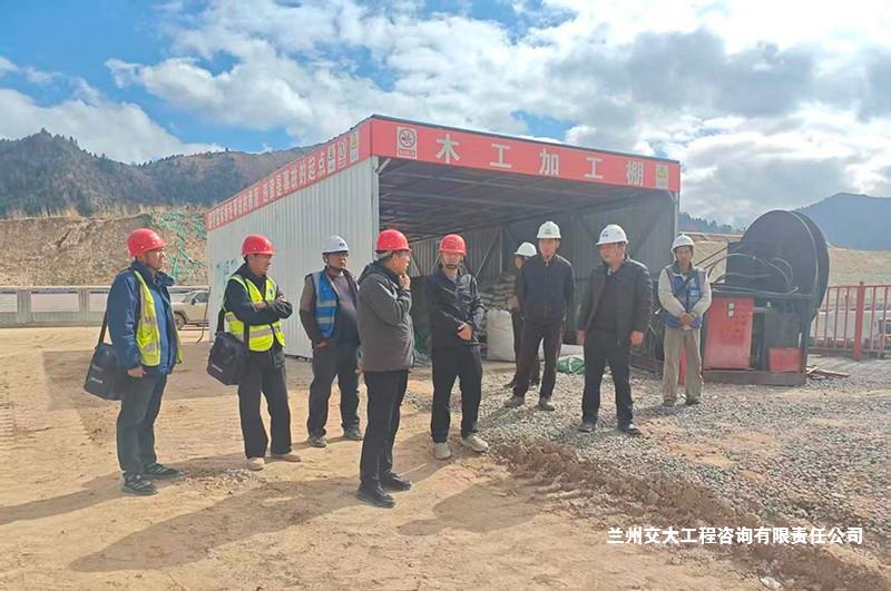 强化包保督导 筑牢质量安全防线-董事长赴西成铁路监理项目部开展全覆盖包保检查1-改.jpg